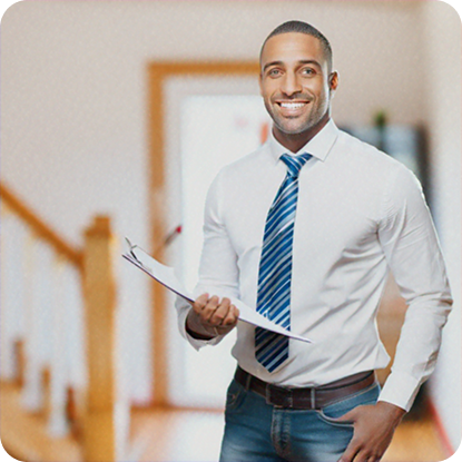 Consulente Immobiliare Rinaldelli in ufficio